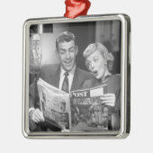 Paar Reading Magazine Metalen Ornament (Links)