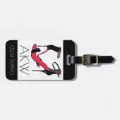 Paar schoenen met hoge hakken op zwart met monogra bagagelabel (Voorkant horizontaal)