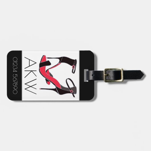 Paar schoenen met hoge hakken op zwart met monogra bagagelabel (Voorkant horizontaal)