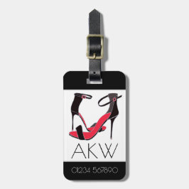 Paar schoenen met hoge hakken op zwart met monogra bagagelabel