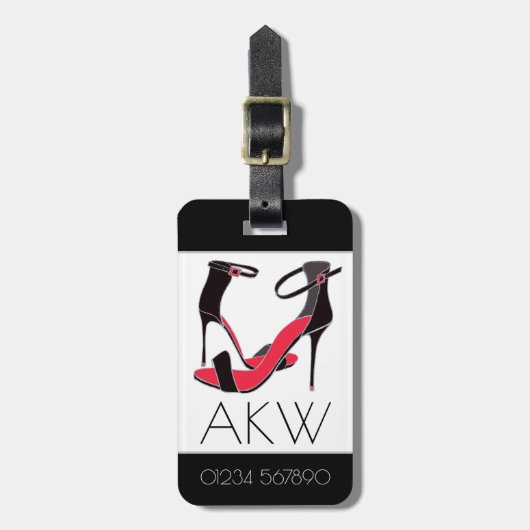 Paar schoenen met hoge hakken op zwart met monogra bagagelabel (Voorkant verticaal)