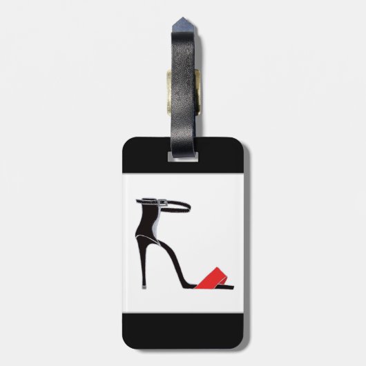 Paar schoenen met hoge hakken op zwart met monogra bagagelabel (Achterkant verticaal)