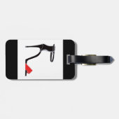 Paar schoenen met hoge hakken op zwart met monogra bagagelabel (Achterkant horizontaal)