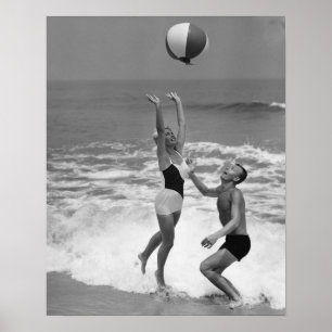 Paar spelen met een Beachball Poster