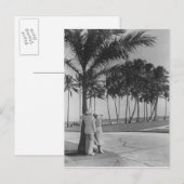 Paar staan bij palmboom Achterste uitzicht B&W Briefkaart (Voorkant / Achterkant)
