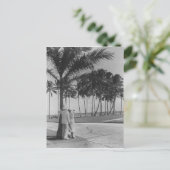 Paar staan bij palmboom Achterste uitzicht B&W Briefkaart (Staand voorkant)