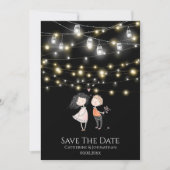 Paar staande onder string lichten cartoon save the date (Voorkant)