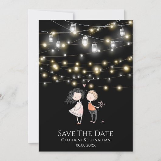 Paar staande onder string lichten cartoon save the date (Voorkant)