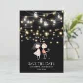 Paar staande onder string lichten cartoon save the date (Staand voorkant)