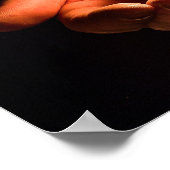 Paar van handen die een kleine kaars in de donkere poster (Hoek)