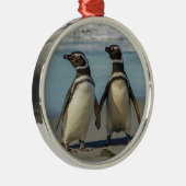 Paar van pinguïns op het strand metalen ornament (Rechts)
