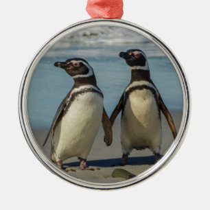 Paar van pinguïns op het strand metalen ornament