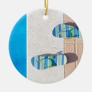 Paar van slippers aan de rand van het zwembad keramisch ornament