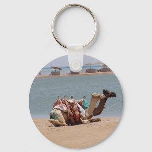 Paar van traditionele kamelen die in het strand zi sleutelhanger