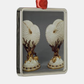 Paar van worcestervassen gevormd als Nautilus Metalen Ornament (Rechts)