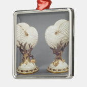 Paar van worcestervassen gevormd als Nautilus Metalen Ornament (Links)