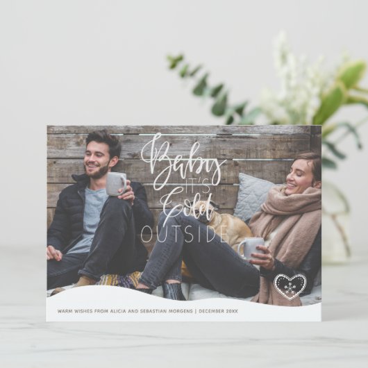 Paar wintergroeten Baby zijn koude buitenzijde Feestdagenkaart (Staand voorkant)