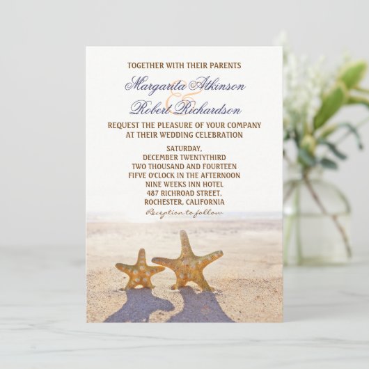 paar zeesterren strand bruiloft uitnodigingen (Staand voorkant)