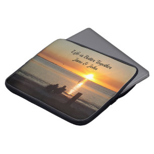 Paar zit op het strand bij Sunset Laptop Sleeve Qu