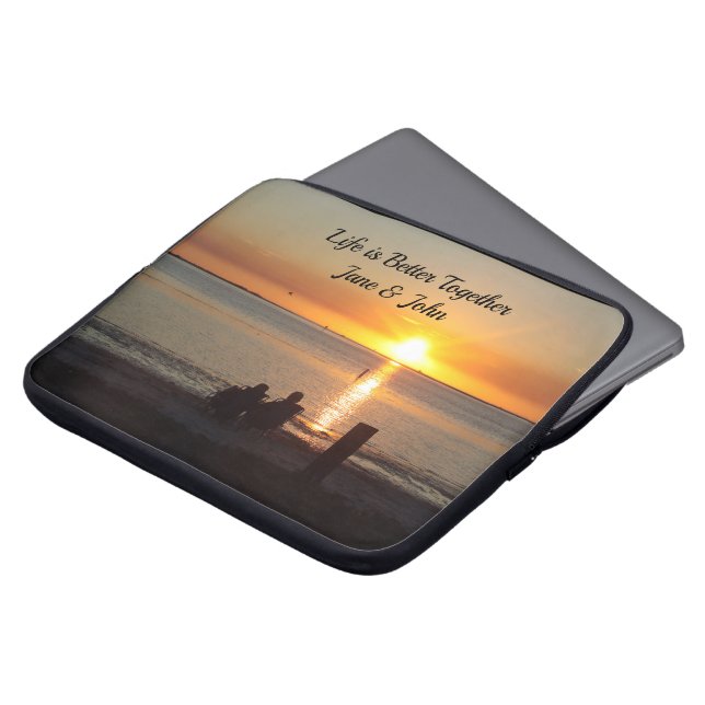 Paar zit op het strand bij Sunset Laptop Sleeve Qu (Voorkant top)