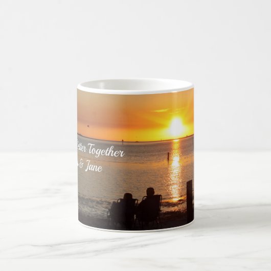 Paar zit op strand bij de Mok van de Sunset Coffee (Center)