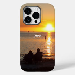 Paar zit op strand bij de telefooncel met zonsonde Case-Mate iPhone 14 pro hoesje