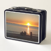 Paar zit op strand bij de zonnebank (Achterkant)