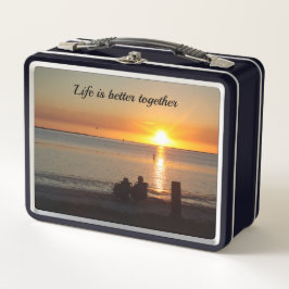 Paar zit op strand bij de zonnebank