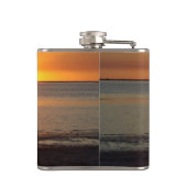 Paar zit op strand bij de zonnebrandkolf. heupfles (Achterkant)