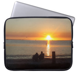 Paar zit op strand bij de Zonnees laptophoes Laptop Sleeve