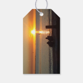 Paar zit op strand bij Label met zonneschijn Cadeaulabel