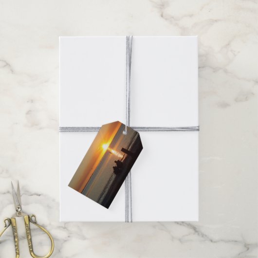 Paar zit op strand bij Label met zonneschijn Cadeaulabel (Met Touw)