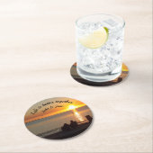 Paar zit op strand bij Onderzetter van zonnepapier (Insitu)