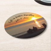 Paar zit op strand bij Onderzetter van zonnepapier (Gebogen)