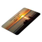 Paar zit op strand bij Sunset Jubileum Magnet Magneet (Linkerzijde)