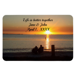 Paar zit op strand bij Sunset Jubileum Magnet Magneet