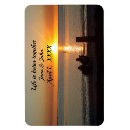 Paar zit op strand bij Sunset Jubileum Magnet Magneet