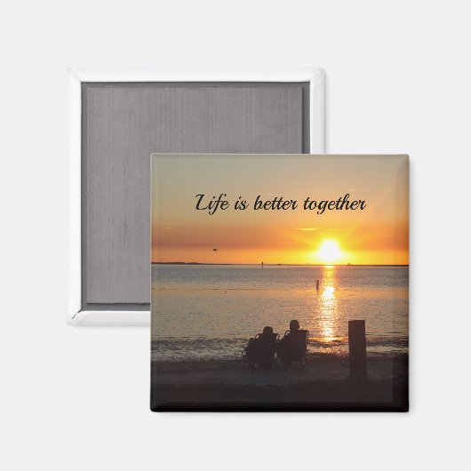 Paar zit op strand bij Sunset Magnet (Voorkant / Achterkant)