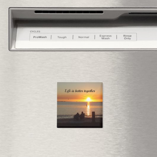 Paar zit op strand bij Sunset Magnet (Insitu (Vaatwasser))