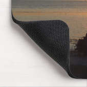 Paar zit op strand bij Sunset Mousepad Muismat (Hoek)