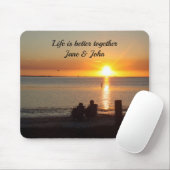 Paar zit op strand bij Sunset Mousepad Muismat (Met muis)