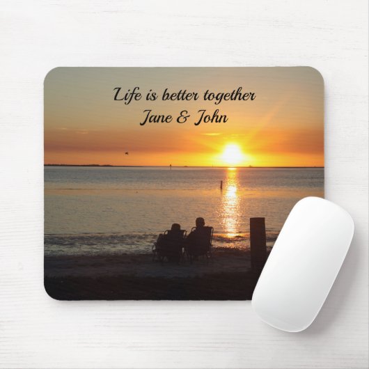 Paar zit op strand bij Sunset Mousepad Muismat (Met muis)