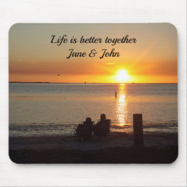 Paar zit op strand bij Sunset Mousepad Muismat