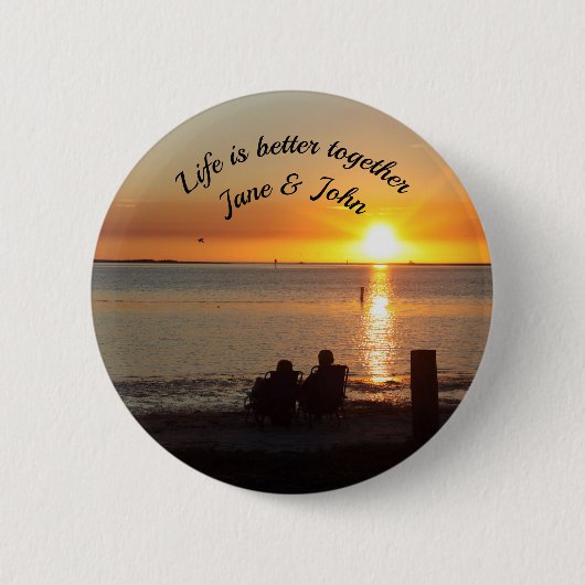 Paar zit op strand bij Sunset Pin Button (Voorkant)