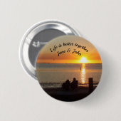 Paar zit op strand bij Sunset Pin Button (Voorkant /achterkant)