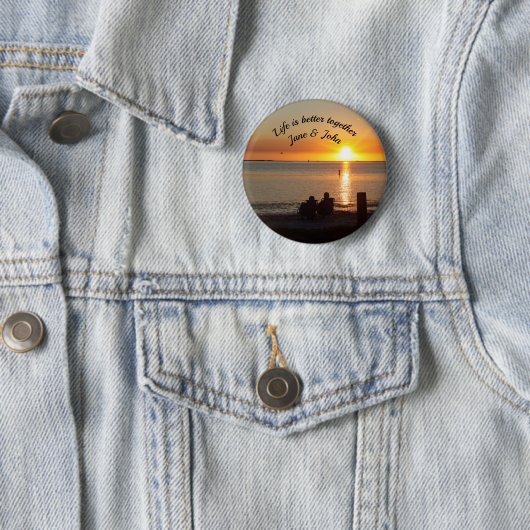 Paar zit op strand bij Sunset Pin Button (In situ)