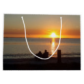 Paar zit op strand bij zonneschijntas groot cadeauzakje (Achterkant)