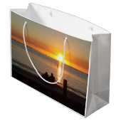 Paar zit op strand bij zonneschijntas groot cadeauzakje (Achterkant Gekanteld)