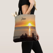 Paar zit op strand op de Canvas tas (Dichtbij)