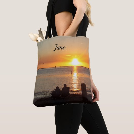 Paar zit op strand op de Canvas tas (Dichtbij)